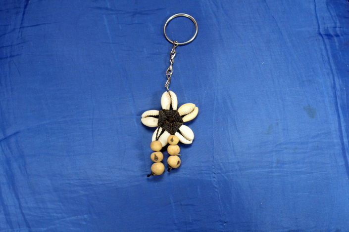 Chaveiro conchas e sementes 01