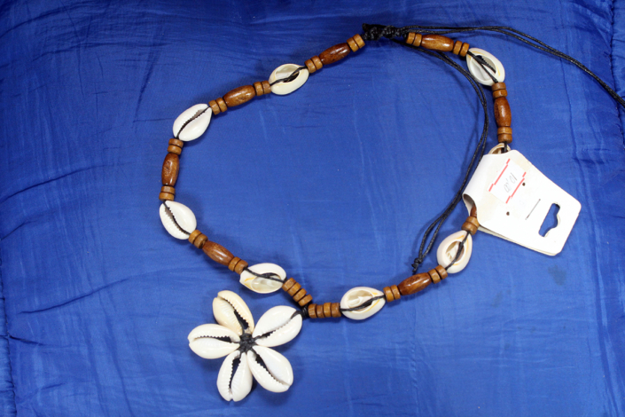 Colar conhas 02 detalhes em madeira